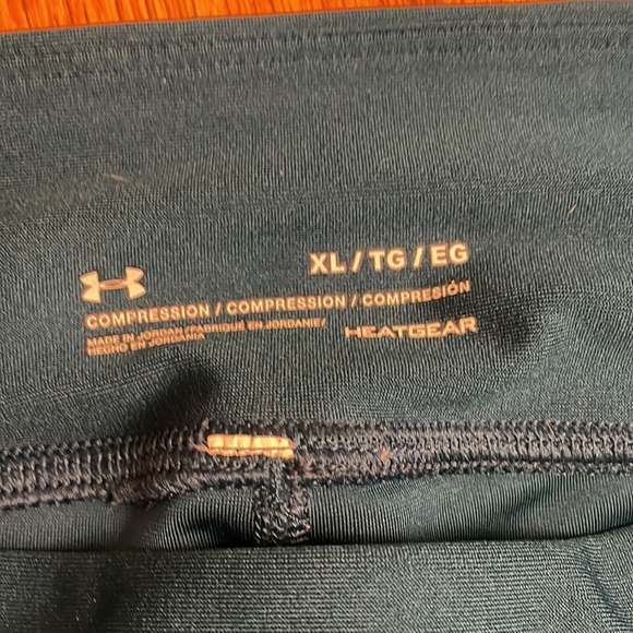 Under Armour women’s cropped leggings XL back zip pocket Heatgear compression - Picture 4 of 8